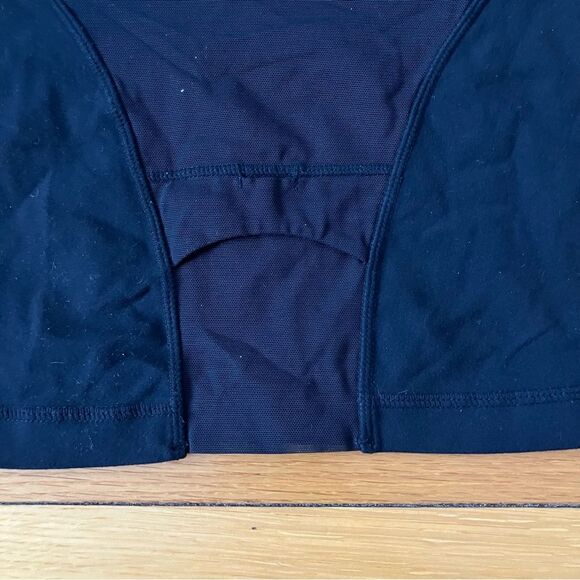 Lululemon Black Mesh Crossover Built-In Sports Bra Workout Tank 4 Gym Fitness - Picture 7 of 10